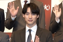 福士蒼汰、広報課の前で爽やかに佇むオフショットが「優しい眼差しにキュン」と反響＜東京P.D.＞