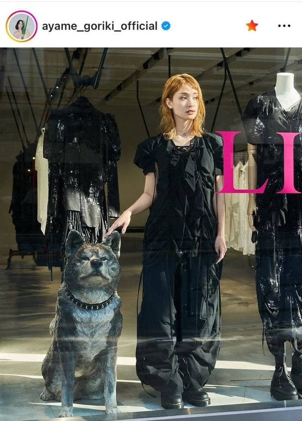 【写真】オレンジ系の髪に染めて…剛力彩芽、オールブラックのロング丈ワンピース姿