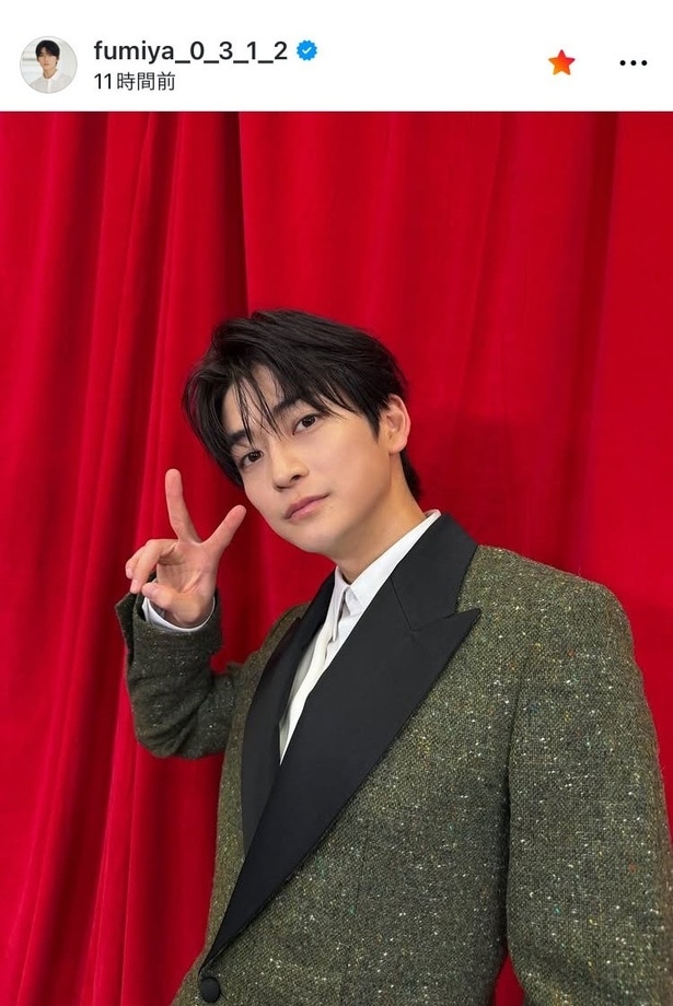 【写真】高橋文哉、映画完成披露試写会の舞台挨拶でピースサインを決めたオフショット