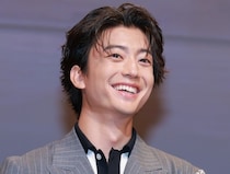 伊藤健太郎、真剣なまなざしでモニターを見つめる白衣姿のオフショットに「ステキー」の声＜略奪奪婚＞