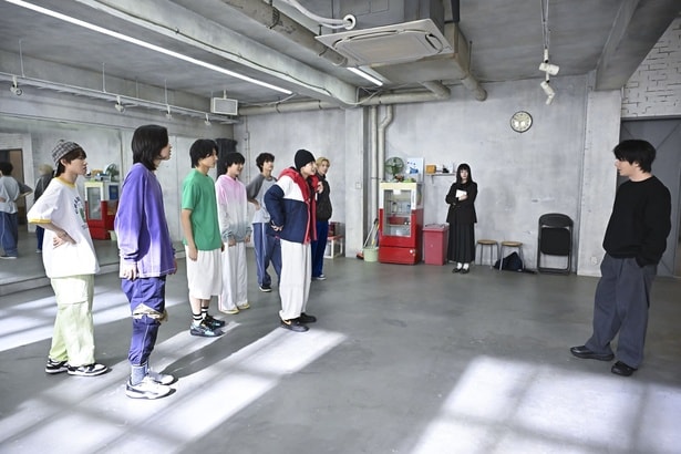 厳しいハードルを課す吾妻(中村倫也)に、NAZEの7人は不満を募らせていく