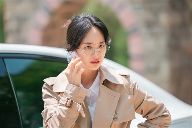 遅咲きの実力派美女優ウォン・ジナとは？ ロウンとの26cm差ロマンス演技も話題…最新作「二度目の裁判」では“シゴデキ検事”に