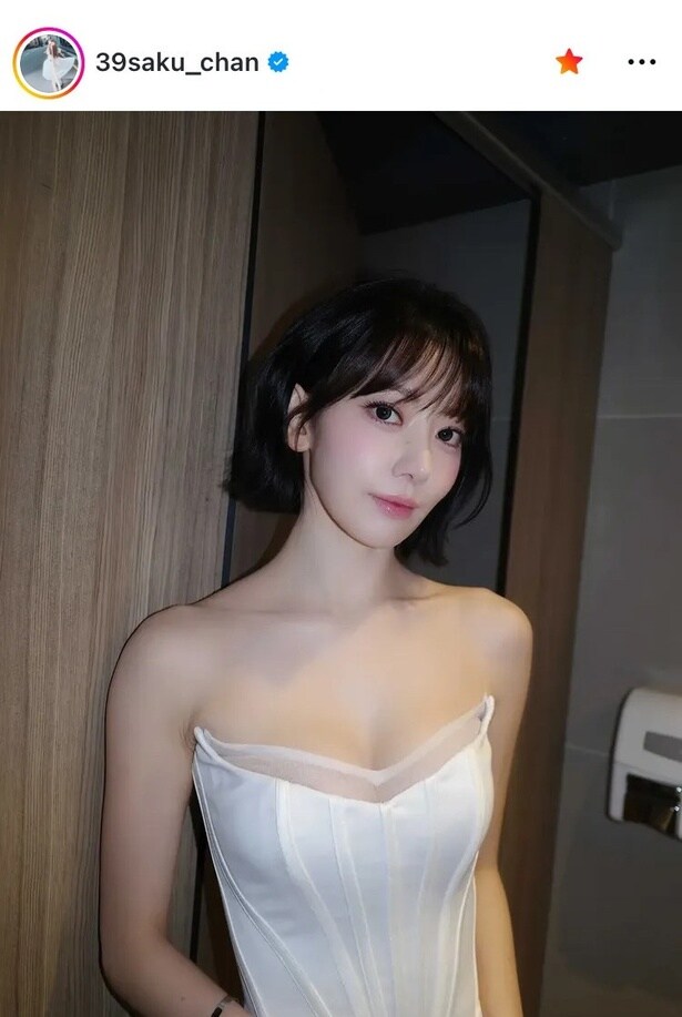 【写真】LE SSERAFIM・SAKURA、オフショルドレスで肩×美デコルテが眩しい美肌輝く姿