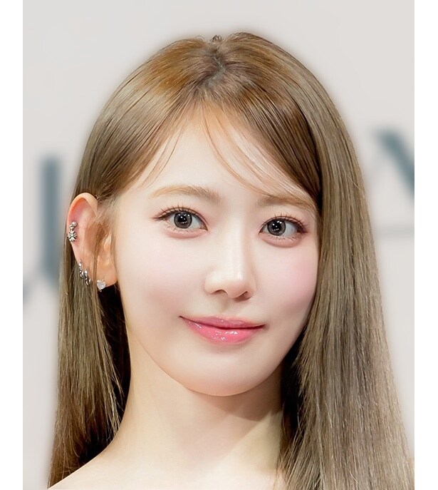 LE SSERAFIM・SAKURA、オフショルドレスで肩×美デコルテが眩しい美肌輝く姿に「プリンセス」の声