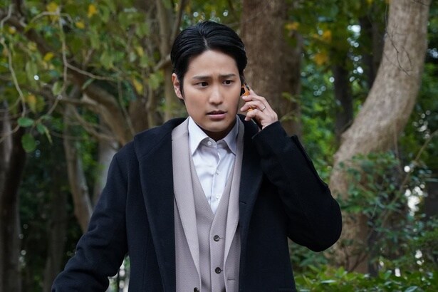 英二(桐山照史)は5億円が入ったスーツケースを届ける<身代金は誘拐です>