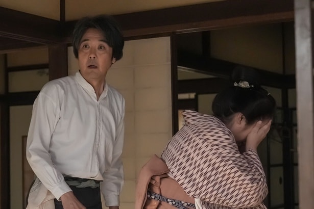 司之介(岡部たかし)とフミ(池脇千鶴)は娘のキスに赤面