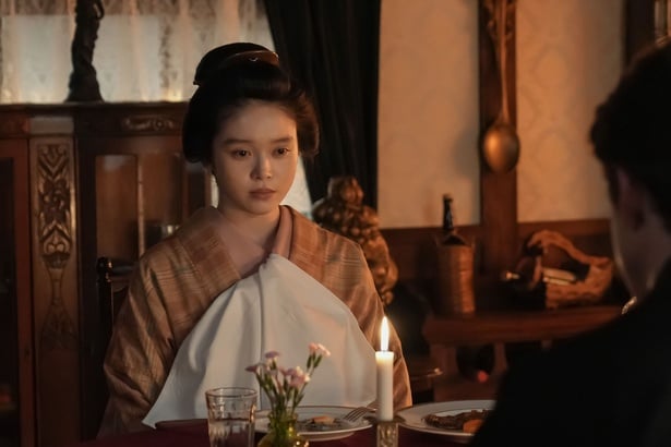 ヘブン(トミー・バストウ)の嘘にショックを受けるトキ(高石あかり)