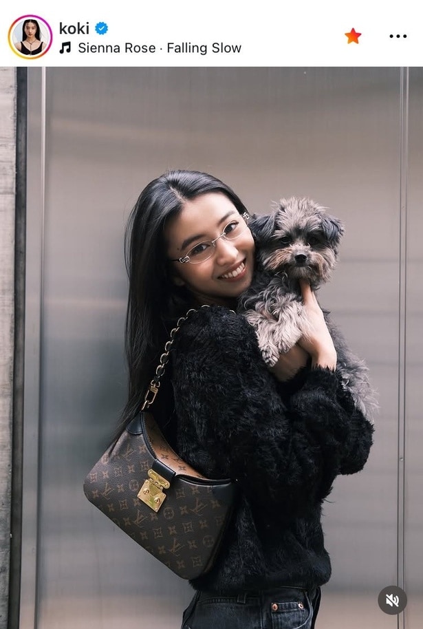 【写真】犬のルンを抱きかかえて…Koki,メガネをかけて笑顔満面の姿を姉のCocomiが撮ったフォト