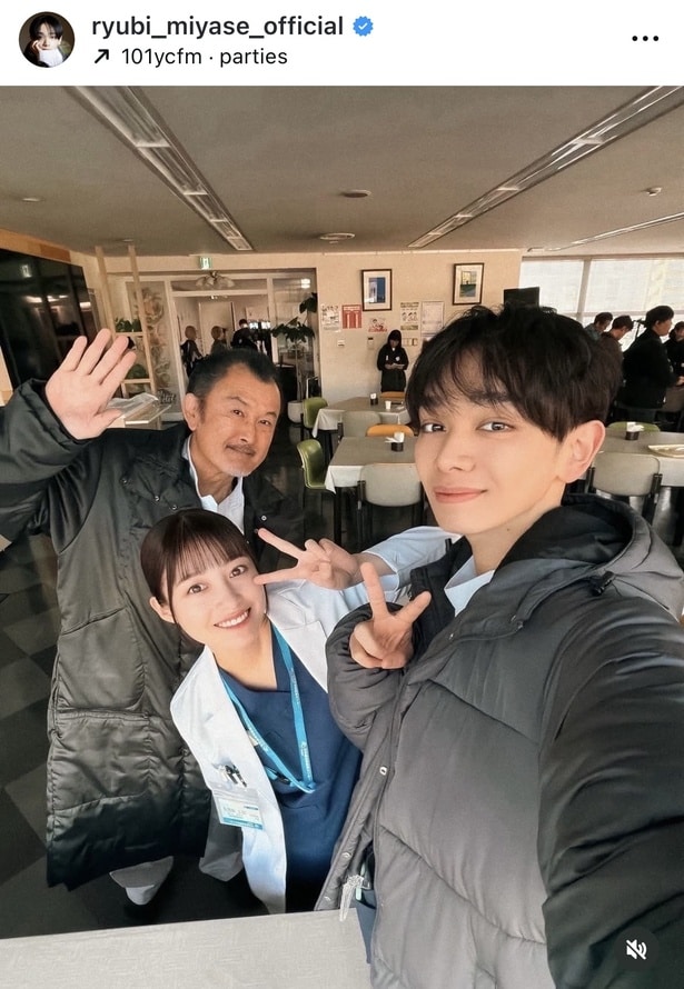 【写真】宮世琉弥、橋本環奈＆吉田鋼太郎と仲良しショット