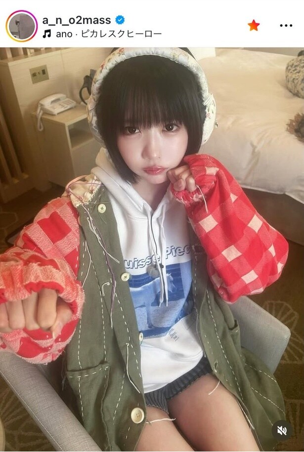 【写真】あの、赤模様の袖にグリーンのユニークなアウターでおちょぼ口のかわいらしい愛嬌のある姿