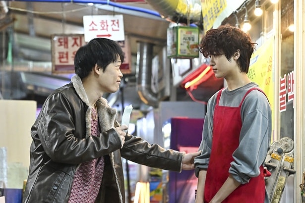 キムゴンは父親にバイト代を奪われていた