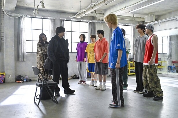 いきなり厳しいルールを設定するなど、NAZEに対し強烈にマウントを取ってくる吾妻(中村倫也)