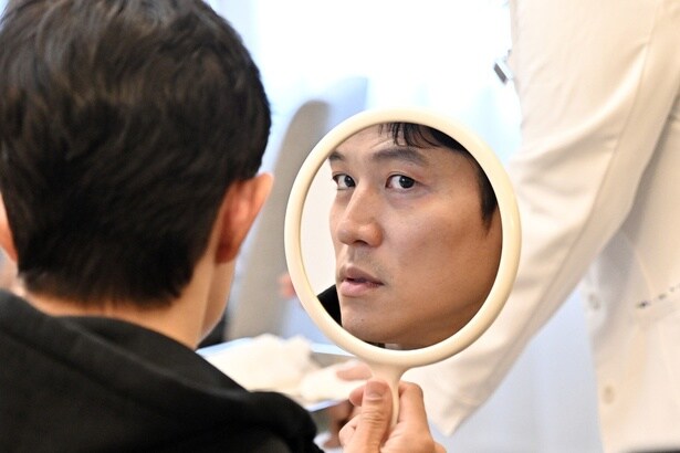 鈴木亮平“早瀬”の過酷ななりすまし人生がスタート「どんな屈辱に耐えてでも、僕は家族の元に戻らなければならないんです」＜リブート＞