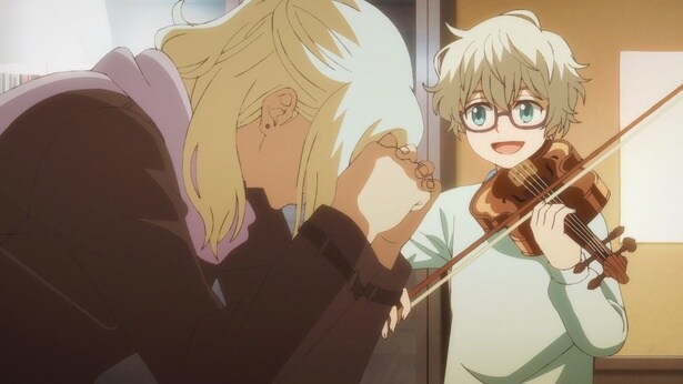 【写真】母にヴァイオリンを演奏する、幼い頃の佐伯