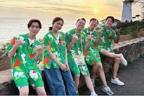 Snow Man渡辺翔太、ハワイの「定番を味わいたい！」絶景の海を前に大絶叫　川口春奈は限定グッズを爆買い＜バタバタ買い物バケーション＞