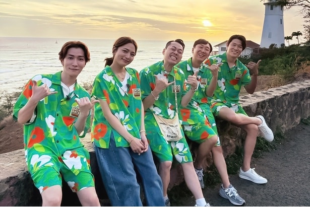 Snow Man渡辺翔太、ハワイの「定番を味わいたい!」絶景の海を前に大絶叫 川口春奈は限定グッズを爆買い<バタバタ買い物バケーション>