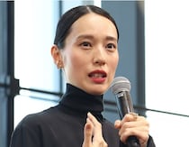 戸田恵梨香、凛とした笑顔の“リブートポーズ”ソロショットに「かわいい」の声＜リブート＞