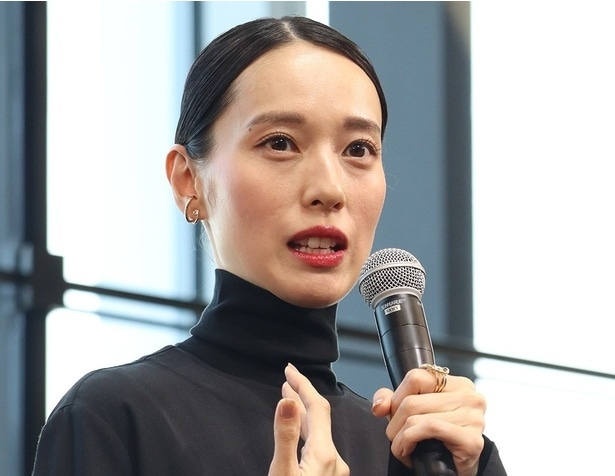 戸田恵梨香、凛とした笑顔の“リブートポーズ”ソロショットに「かわいい」の声＜リブート＞