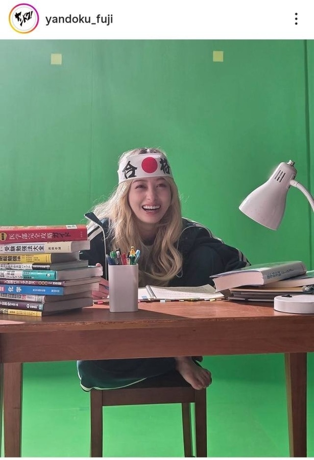 【写真】橋本環奈、ハチマキ&ジャージ姿の猛勉強ショット