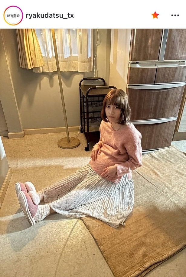 【写真】中村ゆりか、座り方がかわいらしいお腹の大きなオフショット