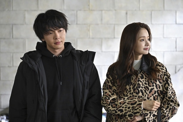 NAZEのプロデューサーとなった吾妻(中村倫也)と、事務所社長のナム(ハ・ヨンス)