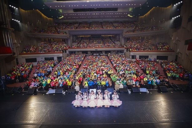 ファンと一緒に記念撮影