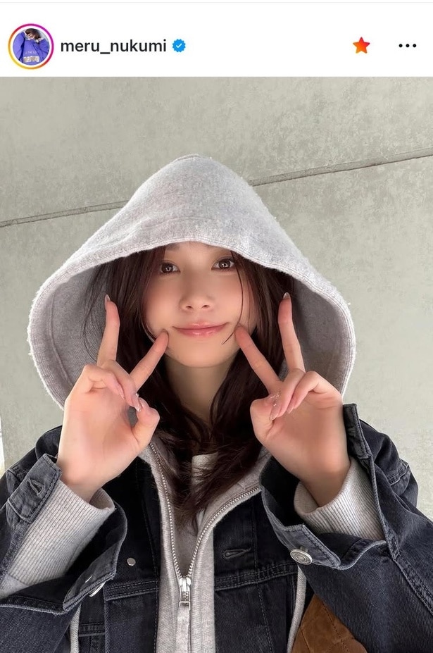  【写真】生見愛瑠、デニム地にグレーのアウターでフードを被った姿でダブルピース