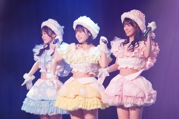 「おNEWの上履き」を披露した松岡さくら、芳賀礼、桜田彩叶