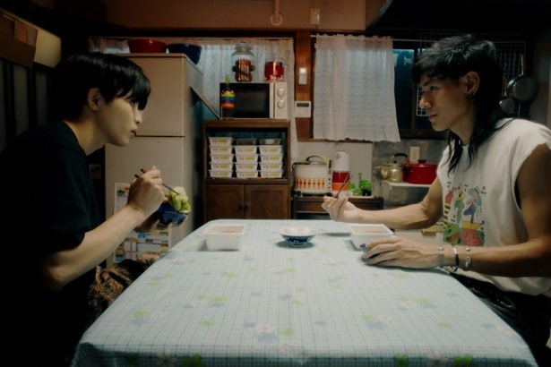 一緒に食事をする日暮(中島歩)と月白(草川拓弥)