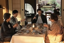 高石あかり“トキ”はトミー・バストウ“ヘブン”の「日本滞在記」完成祝いパーティーを開く…ヘブンらの日常を描く新聞記事が連載され松野家は注目の的に＜来週のばけばけ＞