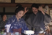 ＜明日のばけばけ＞トミー・バストウ“ヘブン”の日本滞在記が完成し、高石あかり“トキ”たちはパーティーを開く