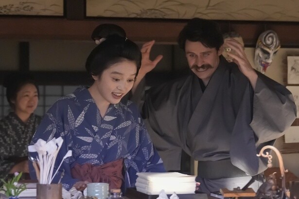 ＜明日のばけばけ＞トミー・バストウ“ヘブン”の日本滞在記が完成し、高石あかり“トキ”たちはパーティーを開く