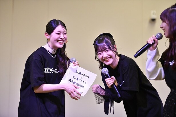 「夏に食べるアイスがおいしい」と主張する風見和香と「冬に食べるアイスがおいしい」と主張する仲村悠菜が対決