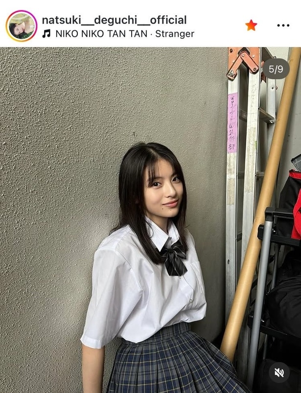 【写真】出口夏希、女子高校生の制服を着て笑顔のオフショット