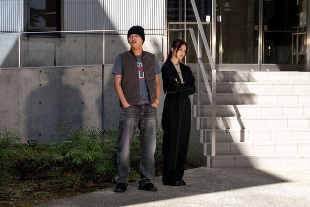 マツ(高橋侃)と同級生のあずさ(紺野彩)のすらりとしたたたずまい