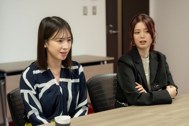 信頼する上司の凪(宮内ひとみ)を心配しするあずさ(紺野彩夏)