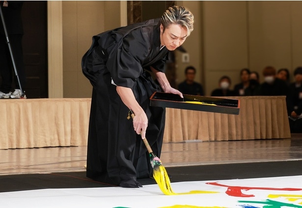 EXILE TAKAHIROがコラボ書道パフォーマンスを披露