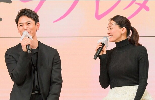 映画「人はなぜラブレターを書くのか」完成報告会に登壇した綾瀬はるか、妻夫木聡(写真右から)