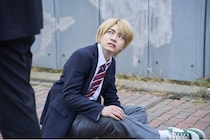 西畑大吾“梅沢”がダブルスパイに…狂気のアクションエンターテインメントが開幕「俺を飼いならせると思うなよ」＜マトリと狂犬＞