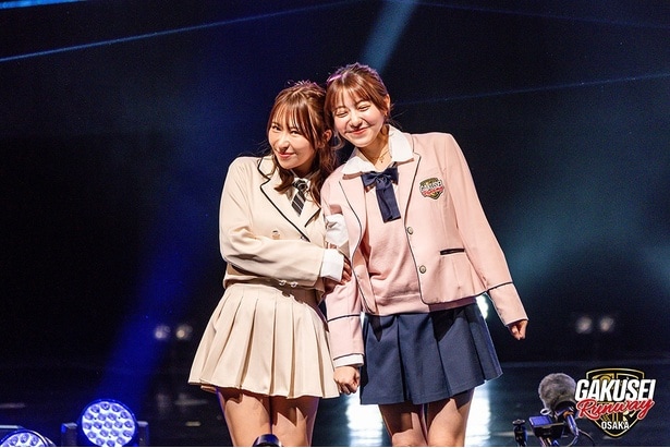 高橋かの(写真右)と平井ことが「GAKUSEI RUNWAY 2025 WINTER」に出演