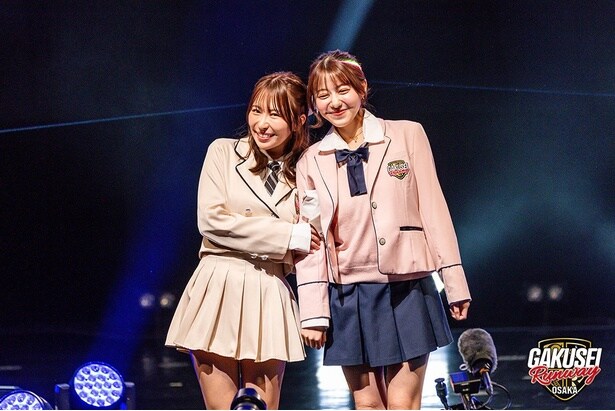 高橋かの(写真右)と平井ことが「GAKUSEI RUNWAY 2025 WINTER」に出演