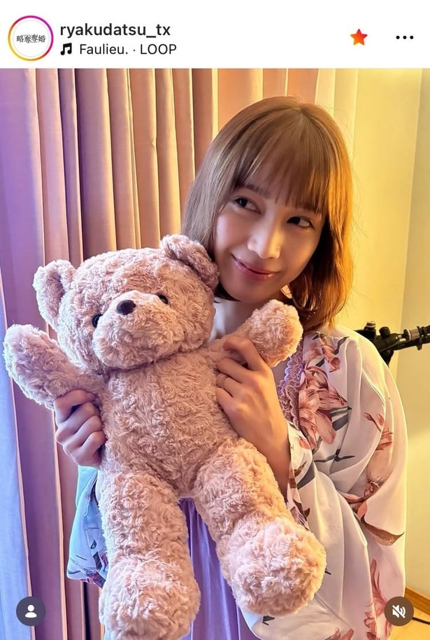【写真】「反則級のかわいさ」中村ゆりか、くまのぬいぐるみを“ぎゅっ”とする姿