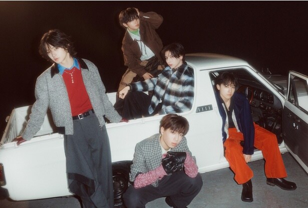 BMSGの新星・STARGLOW。RUI(写真左端)、TAIKI(同中央奥)、ADAM、GOICHI(同中央手前)、KANON(同右端)