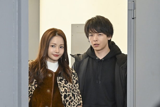 ハユン(ハ・ヨンス)は、かつての恋人で元・音楽PDの吾妻(中村倫也)にNAZEのプロデユースを頼み込む