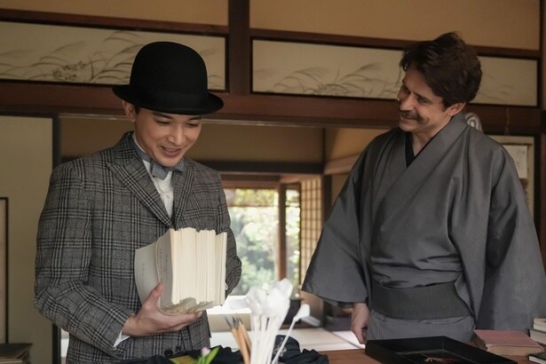 ヘブン(トミー・バストウ)は錦織(吉沢亮)に感謝を伝える