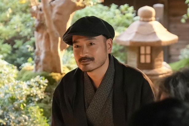 梶谷(岩崎う大)、ヘブン(トミー・バストウ)の記事に味をしめ松野家にやってくる