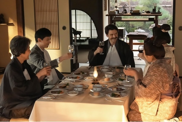 日本滞在記が完成パーティーで西洋料理を囲む松野家