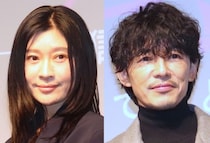 篠原涼子＆藤木直人がベンチで寄り添う…パックジュースを手にした姿に「二人ともかわいい」の声＜パンチドランク・ウーマン＞