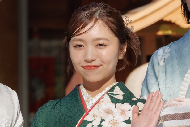 大原優乃が白いタオルに包まれ笑顔　カメラに視線を向ける近距離ショットに「かわいい」の声＜ぜんぶ、あなたのためだから＞