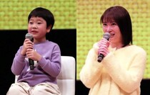 志田未来＆天野優、ふたりでひとつのハートを作る“親子オフショット”に「癒しの存在です」の声＜未来のムスコ＞
